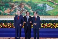 越南共产党中央委员会总书记苏林和柬埔寨人民党主席洪森和老挝人民革命党中央委员会、国家主席通伦·西苏里。（图片来源：越通社）