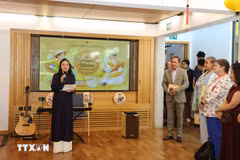越南驻英国及北爱尔兰大使杜明雄夫人邓秀英在活动上介绍越南美食文化。（图片来源：越通社）