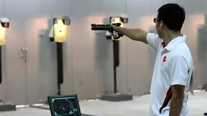 越南射击名将黄春荣在比赛中。（图片来源：越南快讯报网）