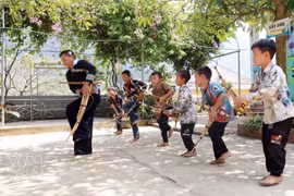 在斜蒙寄宿制民族小学，男学生们学习蒙族芦笙吹奏及具有民族特色的舞蹈，为保护苗族传统文化特色作出贡献。（图片来源：越通社）