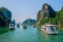 附图：世界自然遗产下龙湾一角。
