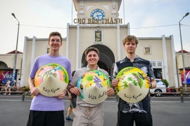 德国游客游览胡志明市。（成达 摄）