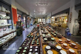 古老的钵场陶器村位于红河左岸，距市中心东南方向10多公里。这个工艺村始建于李朝时期，历经沧桑，却始终保留着“钵场”之名。（图片来源：越通社）