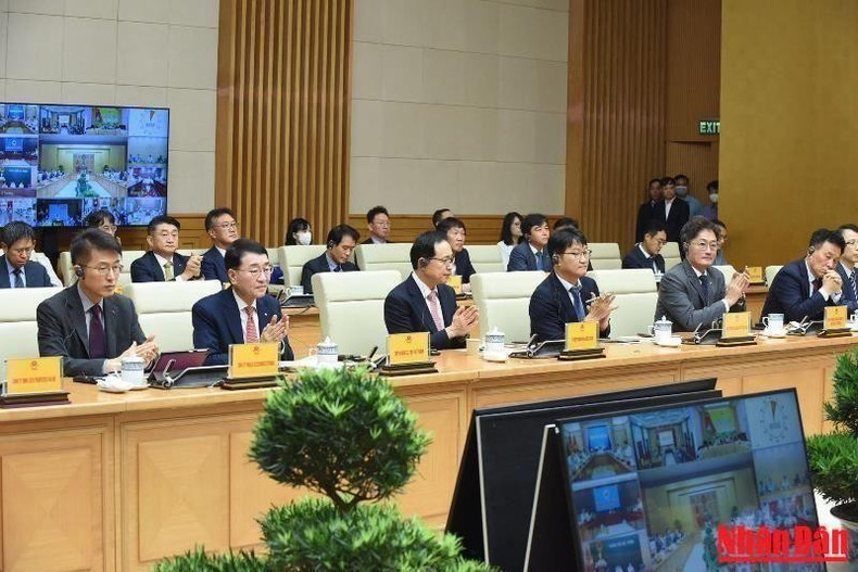 越南政府总理范明正同在越南的韩国企业组织、协会代表举行对话会(组图) ảnh 1 越南政府总理范明正同在越南的韩国企业组织、协会代表举行对话会(组图) ảnh 1
