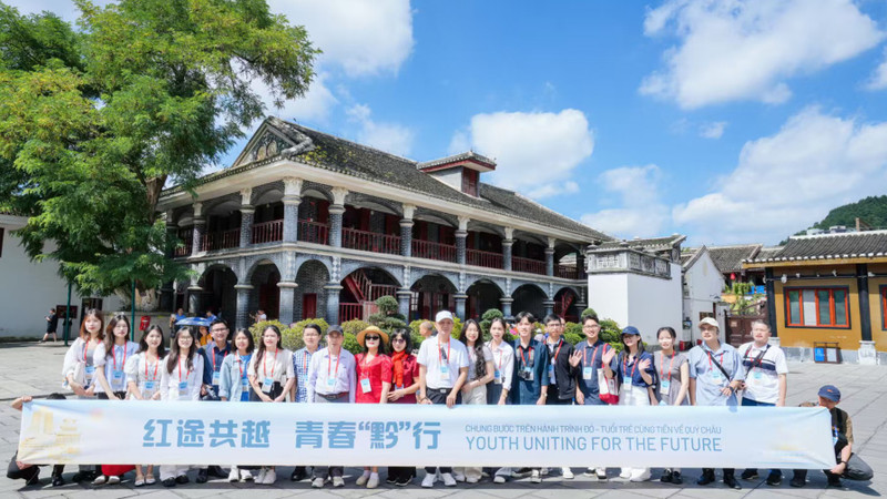 越中专家及青年参访遵义会议会址。
