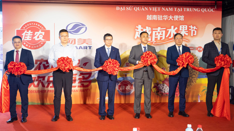 范清平大使出席越南商品中国日暨越南水果节剪裁仪式。