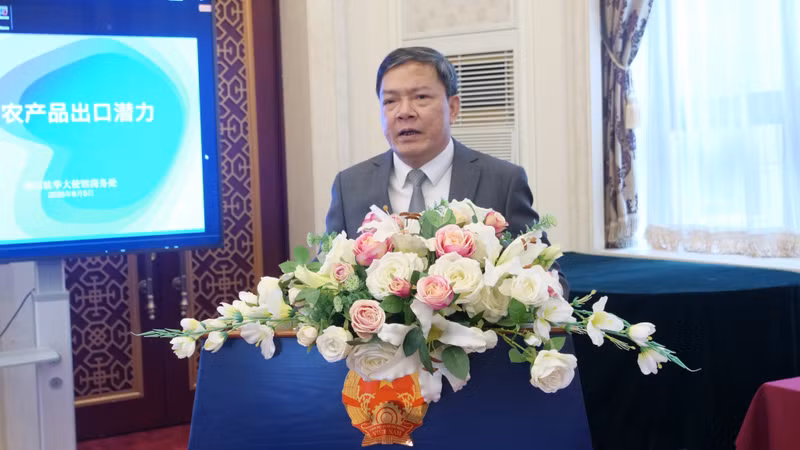 农德来参赞自会上发言。