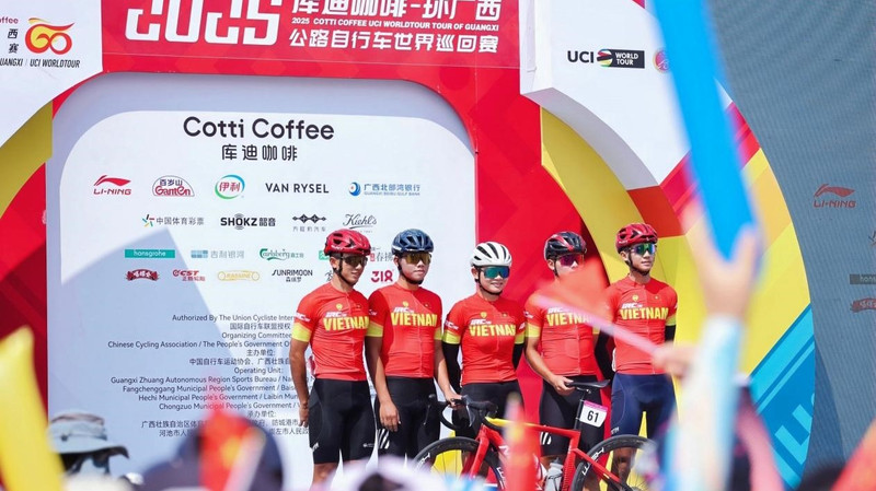 越南骑行爱好者赛前合影。