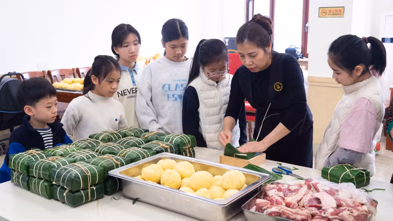 孩子们洞察包粽子。