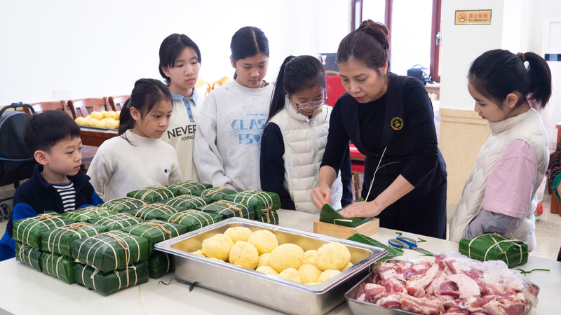 孩子们洞察包粽子。