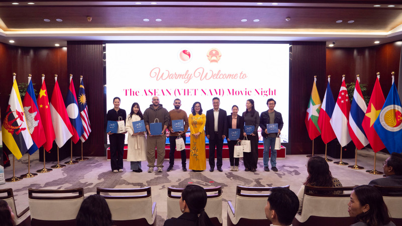 越南驻华大使馆和中国—东盟中心给观众赠送礼品。