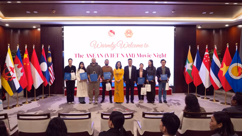 越南驻华大使馆和中国—东盟中心给观众赠送礼品。