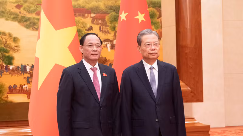 越南国会副主席陈光方与中国全国人大常委会委员长赵乐际合影。