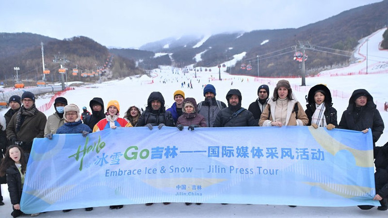 外国媒体记者在中旅松花湖滑雪场合影。（图片来源：新华社）