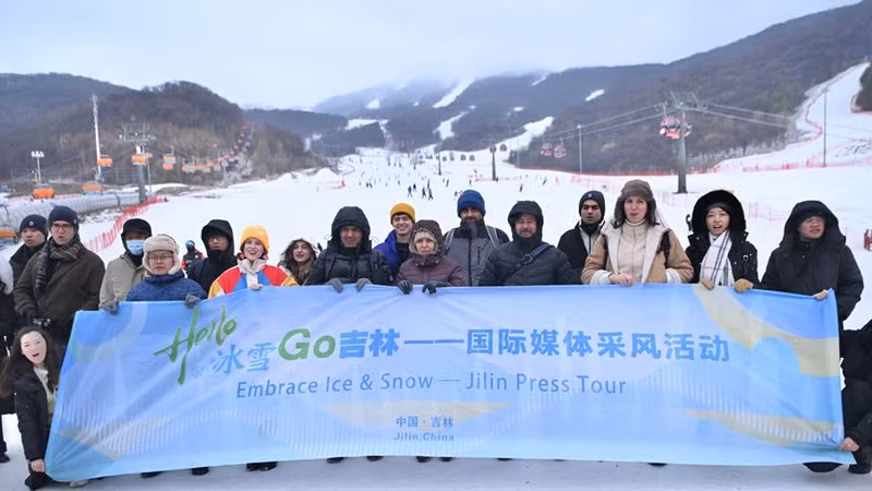 外国媒体记者在中旅松花湖滑雪场合影。（图片来源：新华社）