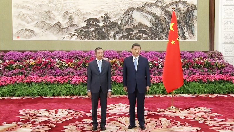 中国国家主席习近平与越南驻华大使范清平合影。（图为中国央视视频截图）