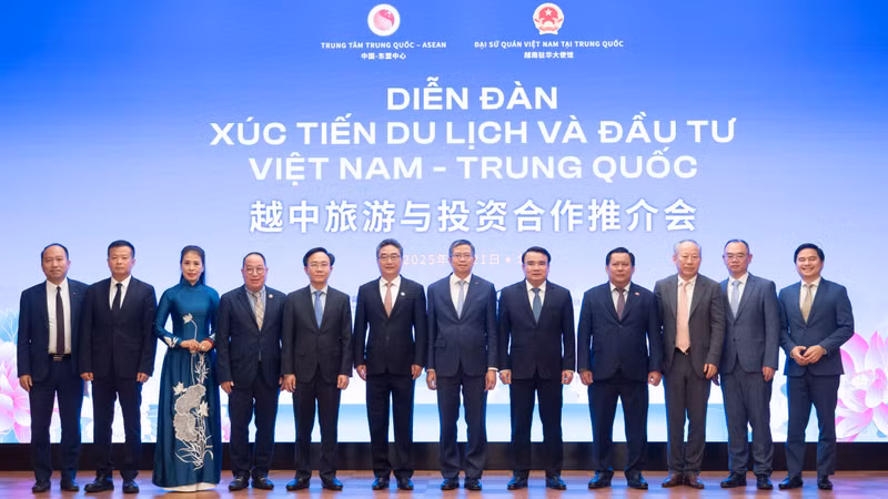 范清平大使，史忠俊秘书长和与会代表合影留念。