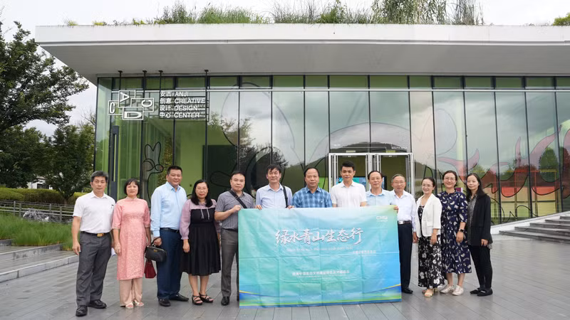 越中两国专家、记者在浙江省湖州市安吉县参观考察。（图片来源：组委会提供）