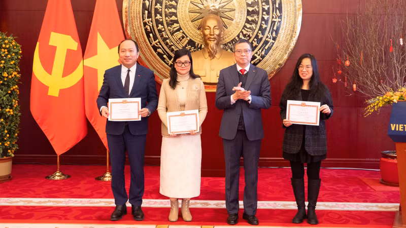 范清平大使给优秀集体颁发奖状。