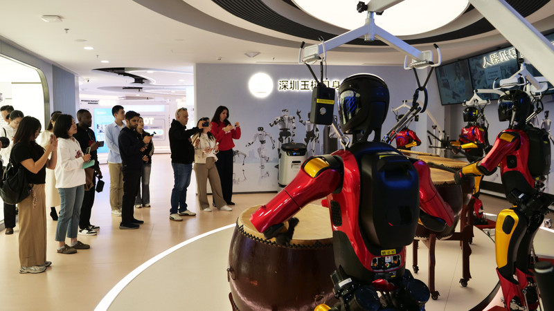 各国媒体参观深圳玉树具身机器人智创中心。