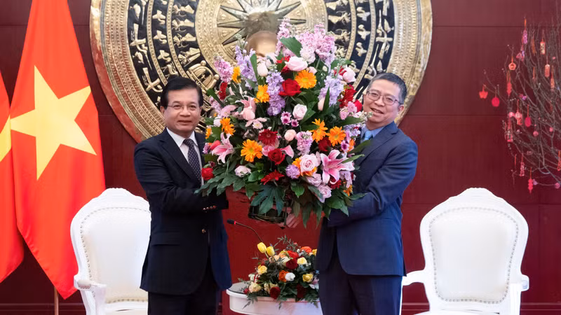 宋蓬·西加伦大使向范清平大使赠送花篮。