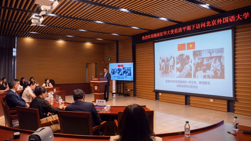 越南驻华大使范清平与北外教师、大学生进行交流。