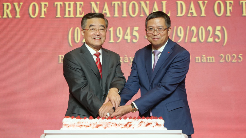 范清平大使和中国全国人大常委会副委员长张庆伟实现蛋糕切割仪式。
