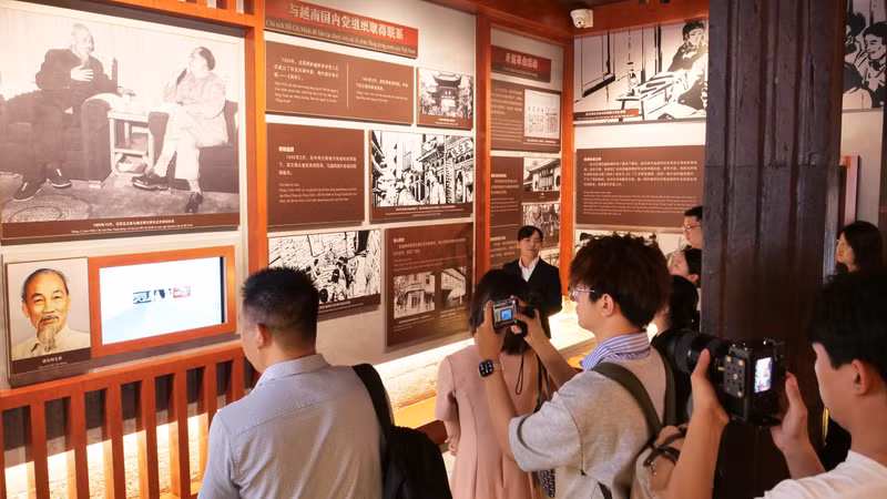 越南游客参观位于云南省昆明市的胡志明故居。