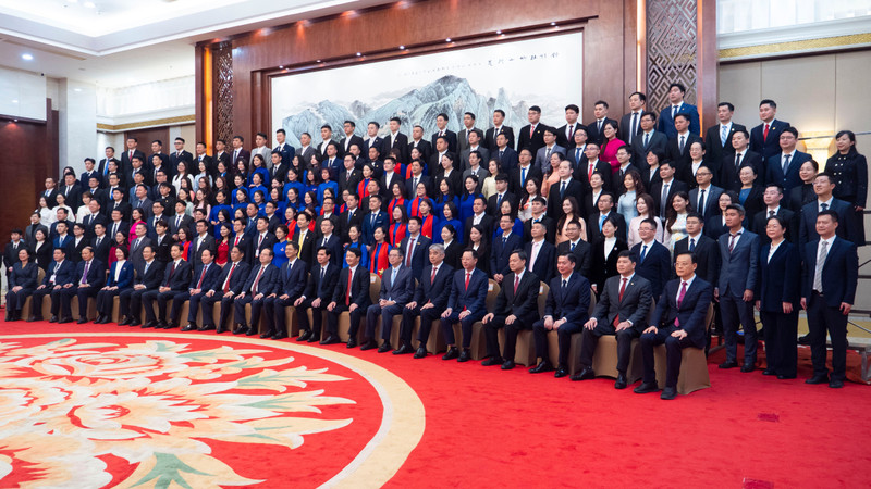 参加2026年中国广西与越南五省（市）党委书记新春会晤的有关领导与研学营代表合影留念。