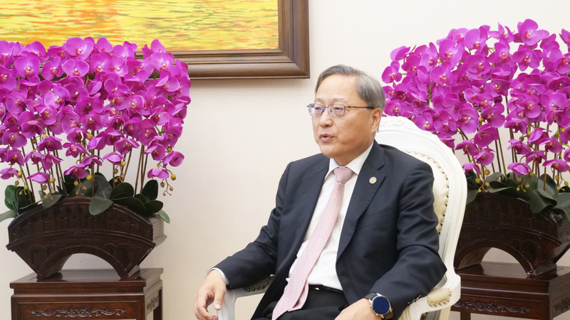 中国察哈尔学会秘书长张建国接受越南人民报常驻中国记者采访。