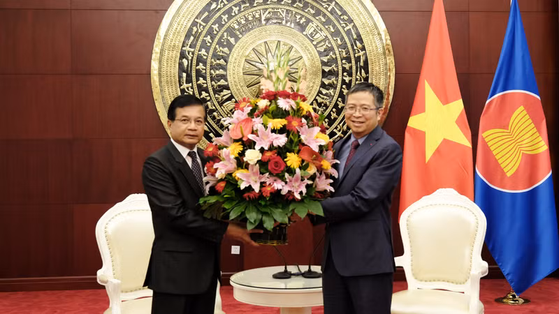 老挝驻华大使宋蓬向范清平大使赠送鲜花。（图片来源：越南驻华大使馆）