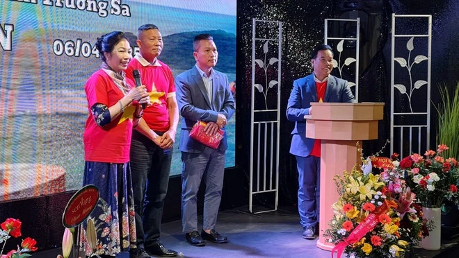 长沙俱乐部主席裴秋明发表讲话。（图片来源：越通社）