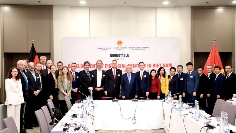 越南政府常务副总理阮和平与德国企业代表和多位金融专家合影。