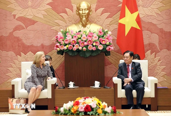 国会副主席黎明欢会见世界银行驻越南、柬埔寨和老挝首席代表玛丽亚姆·谢尔曼。（图源：越通社）