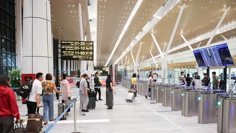 旅客在新山一国际机场T3航站楼接受安全检查。