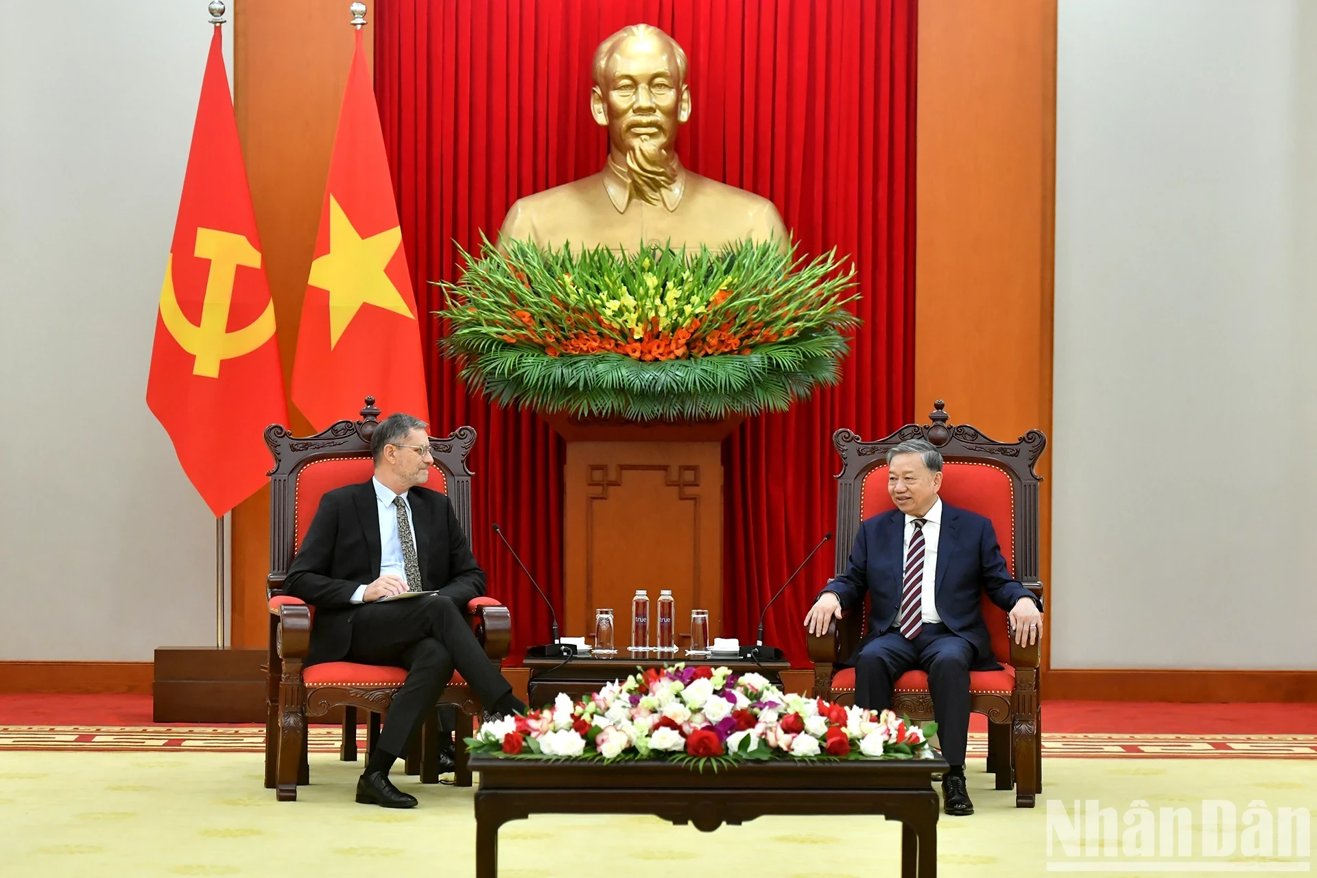 苏林总书记会见法国驻越大使奥利维耶·布罗谢。（登科 摄）