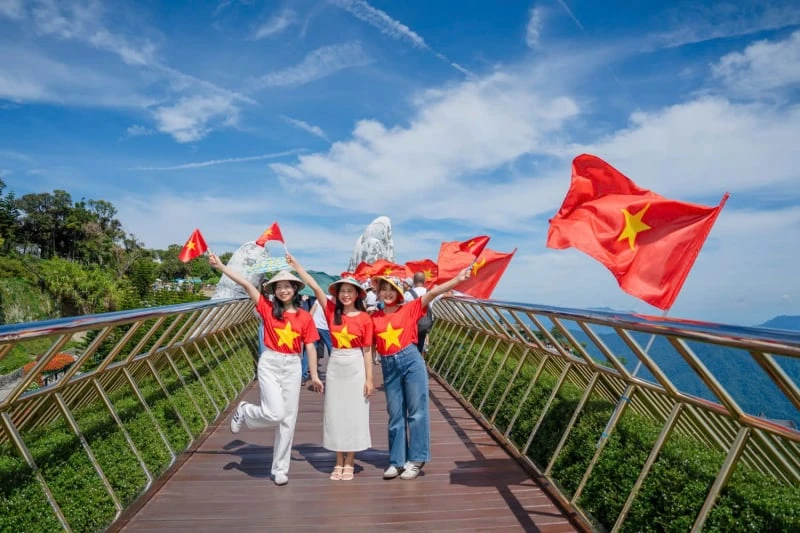 在4月30日至5月1日期间前往岘港的游客将获赠印有金星红旗的T恤衫，以欢庆国家同乐日。