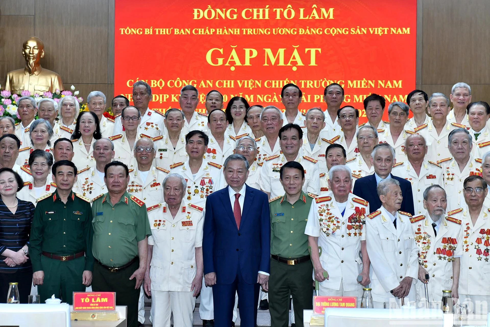 越共中央总书记苏林与各位代表合影。