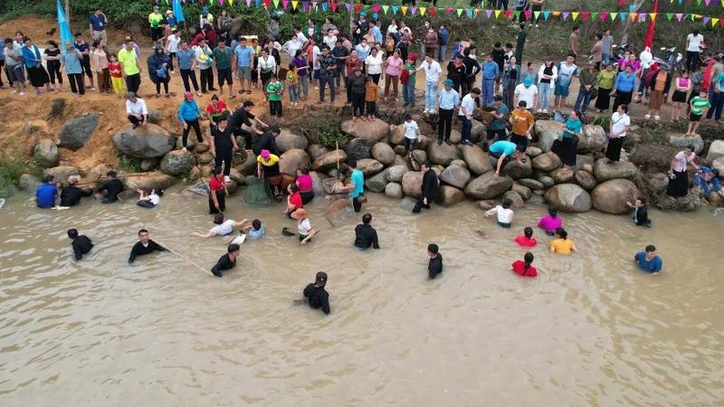 自古以来，泰族人民的生活始终依托于这些河流溪流。（图为：民众参加溪流捕鱼比赛）