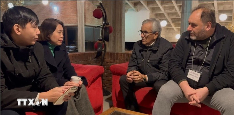 越南驻阿根廷大使兼驻乌拉圭大使吴明月与乌拉圭共产党总书记、劳动与社会保障部长胡安·卡斯蒂略举行工作会谈。（图片来源：越通社）