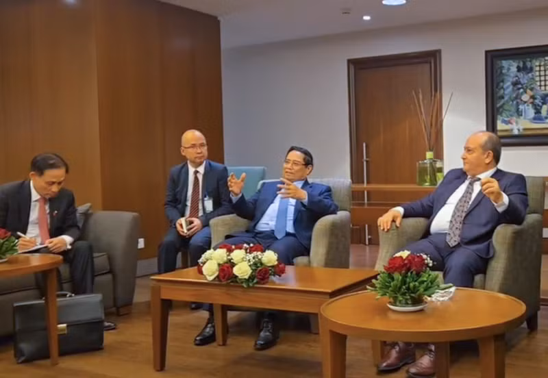 越南政府总理范明正与阿尔及利亚总理赛菲·喀里布会见两国企业代表。（图片来源：VGP）