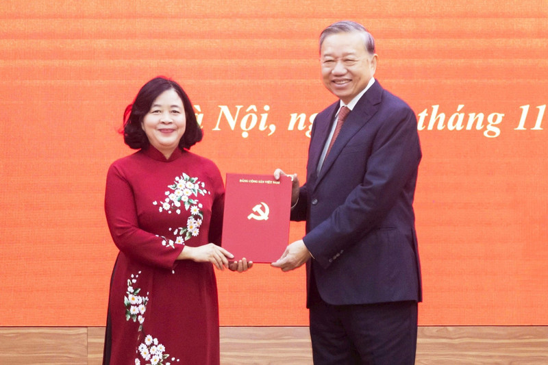 裴氏明怀同志担任祖国阵线和中央各群众团体党委书记。