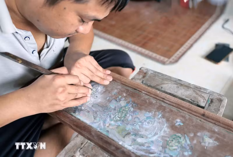专美螺钿工艺的特别之处在于其每一个细节精雕细琢、精益求精。（图片来源：越通社）