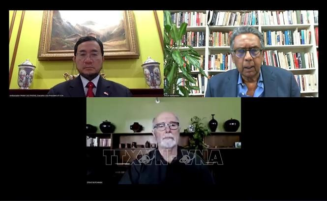 座谈会以线上线下相结合方式举行。（图片来源：越通社）