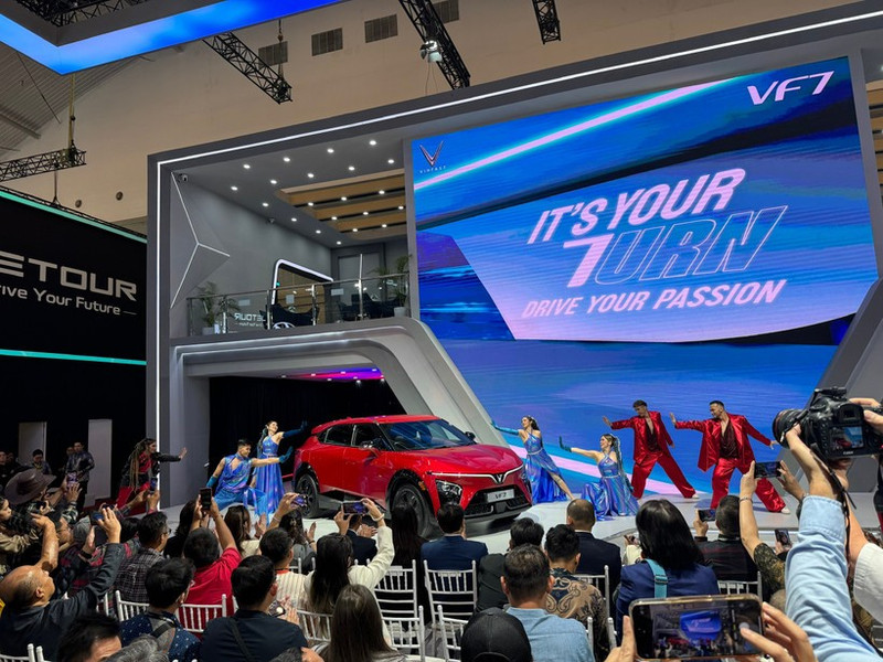 越南VinFast纯电动车型VF7。（图片来源：越通社）