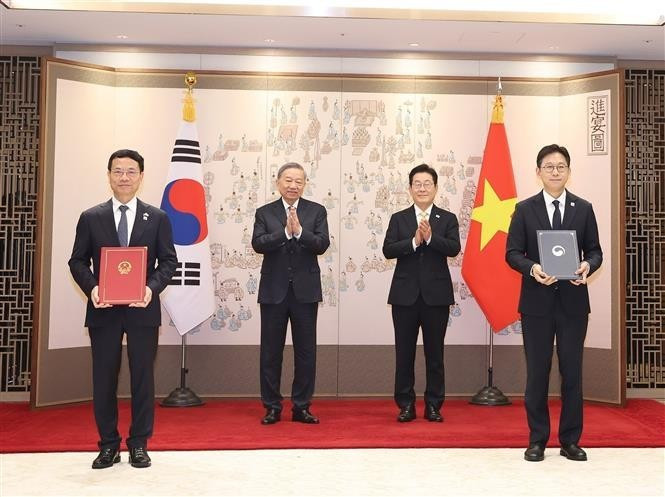 越共中央总书记苏林与韩国总统李在明共同见证越南科学技术部与韩国科学技术信息通讯部交换科技合作谅解备忘录文本。（图片来源：越通社）