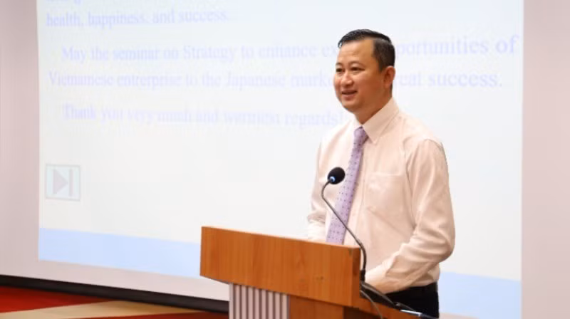 胡志明市投资贸易促进中心主任陈富旅发表讲话。