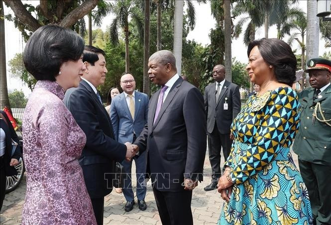安哥拉总统若昂·曼努埃尔·贡萨尔维斯·洛伦索与夫人亲自在停车处迎接梁强及夫人。（图片来源：越通社）