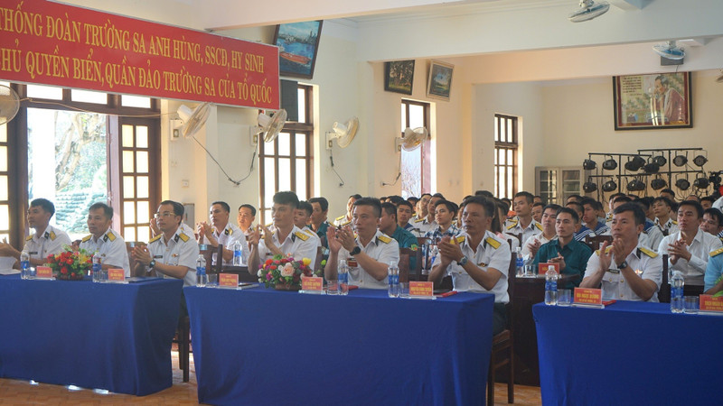 长沙特区军民观看越共十四大开幕式直播。