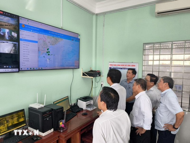 永隆省人民委员会及各部门领导在平大渔港视察渔船监控系统。（图片来源：越通社）